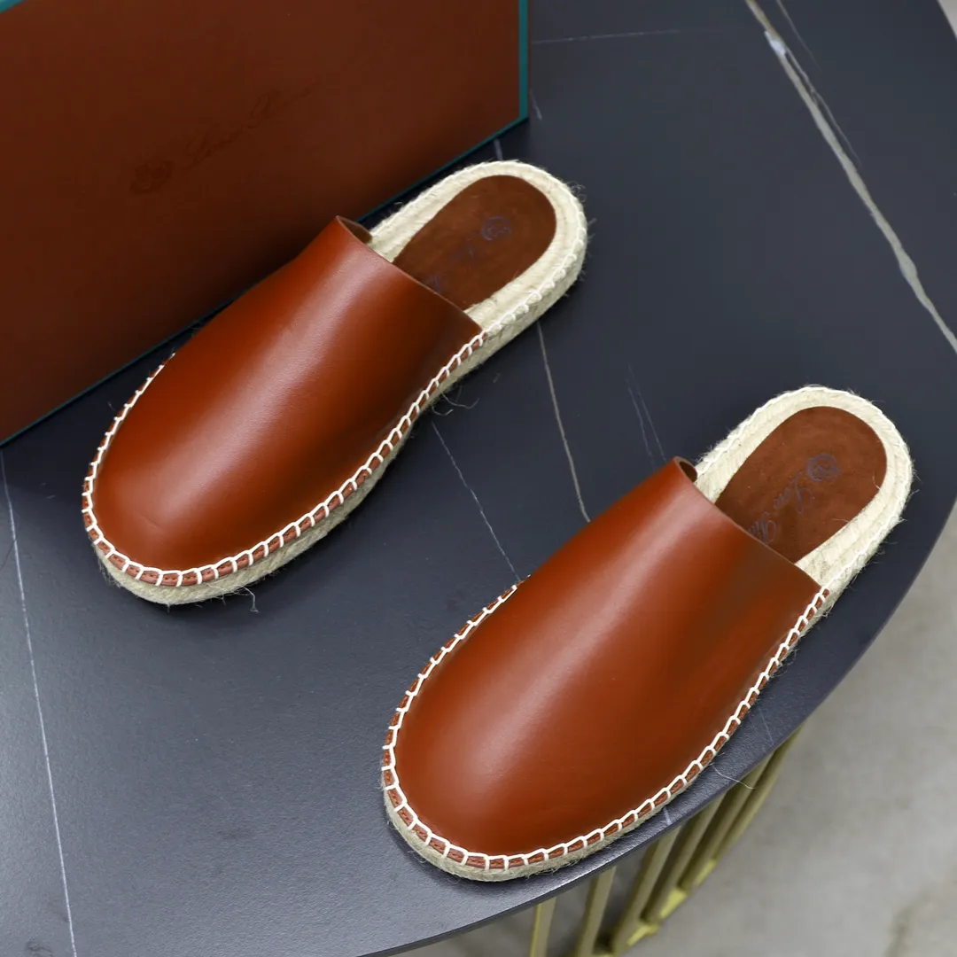 Men's Men's Shoes💰540💰Loro piana Naha Men's Slippers This fashionable sandal is crafted from smooth cow leather and has interlaced straps for a modern three-dimensional texture. Lightweight yet strong, smooth leather balances modern appeal with time-honored quality. Viewed from every angle, the embossed and polished appearance shows meticulous craftsmanship. Ergonomically cushioned insole, covered with nappa leather, with matching upper and natural polished sole. Cowhide upper + rubber outsole Size: 38-44 (customized for 45-46)
